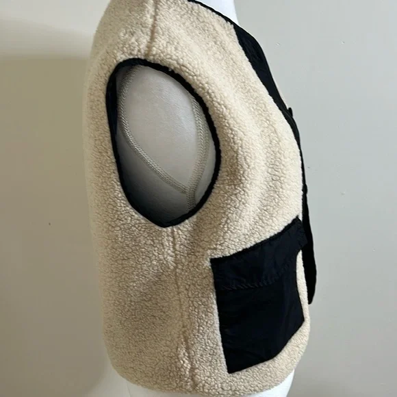 The Lynk fuzzy vest trimmed with blk - Picture 6 of 9